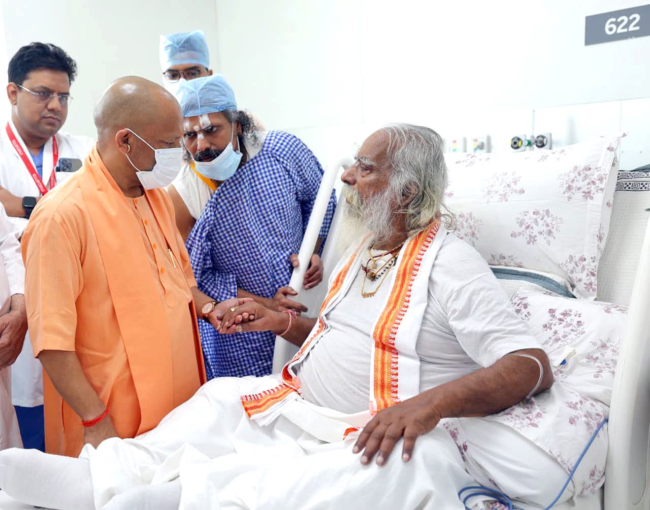 मुख्यमंत्री ने नृत्य गोपाल दास से भेंट कर जाना कुशल-क्षेम