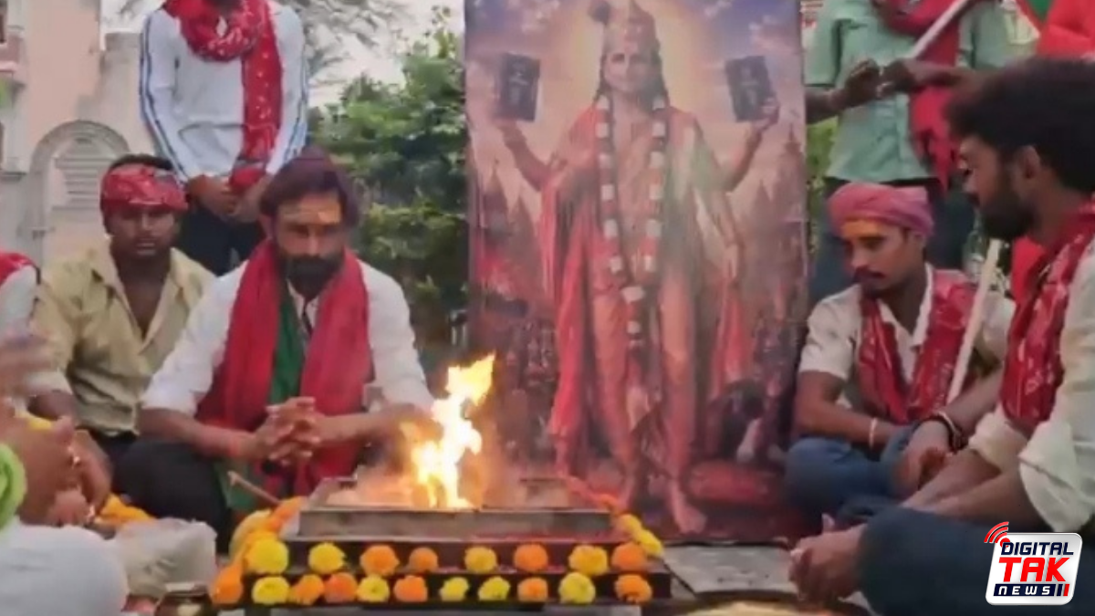 अखिलेश यादव की भगवान विष्णु अवतार वाली तस्वीर के सामने समर्थकों ने किया हवन, वीडियो वायरल