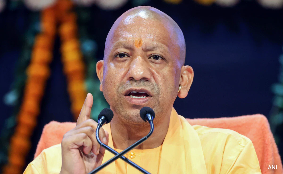 लखनऊ में 80वां स्वतंत्रता दिवस समारोह, CM योगी ने फहराया तिरंगा; दिखी ‘एक भारत-श्रेष्ठ भारत’ की झलक
